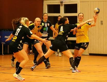 TV Nellingen SV Union Halle Neustadt Germany Stuttgart 27 10 2018 Handball Women Bundesliga Season 2018 2019 TV Nellingen SV Union Halle Neustadt re No 15 Szimonetta Gera TV Nellingen