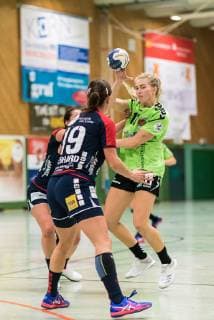 Lisa Gebhard SG H2Ku Herrenberg Kuties 19 Laura Kirchhoff Madsen Fuechse Berlin 11 SG H2Ku Herrenberg Kuties vs Fuechse Berlin Handball 2 Bundesliga Women HBF season 18 19 27 10 2018 SG H2Ku Herrenberg Kuties vs Fuechse Berlin Handball 2 Bundesliga Women HBF season 18 19 27 10 2018 Herrenberg Copyright: xEIBNER WolfgangxFrankx EP_WFK