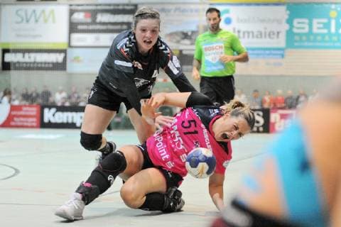 In this match against Anna Seidel TSV Bayer 04 Leverkusen 4 Marija Obradovic TusSies Metzingen 51 strikes hard and has to watch the match from outside TusSies Metzingen Handball HBF EHF Cup League match 27 10 2018 Photo TBaur Eibner TusSies Metzingen vs TSV Bayer 04 Leverkusen Metzingen Copyright: xBaur xEibner-Pressefotox EP_Toba