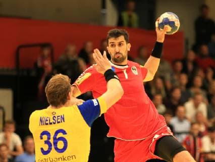 HANDBALL - EHF, AUT vs SWE GRAZ,AUSTRIA,28.OCT.18 - HANDBALL - EHF Euro Cup, OEHB international match Länderspiel Austria vs Sweden. Image shows Jesper Nielsen (SWE) and Janko Bozovic (AUT). GEPAxpictures xMarioxBuehner