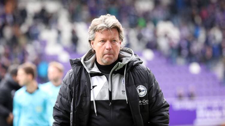 Aue 27 10 2018 Erzgebirgsstadion Soccer 2 Bundesliga 11 Gameday FC Erzgebirge Aue vs DSC Arminia Bielefeld 1 0 0 0 Pictured coach Jeff Saibene Arminia Bielefeld According to the requirements of the DFL German Football League, it is prohibited to take photos in the stadium and or from the game sequence images and or video-like photo series to be used or recycled