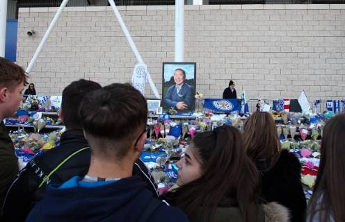 Sport Bilder des Tages Fans lay flower at a memorial in honour of Vichai Srivaddhanaprabha at the King Power Stadium, Leicester. Picture date 29th October 2018. Picture credit should read: James Wilson Sportimage EDITORIAL USE ONLY. No use with unauthorised audio, video, data, fixture lists, club league logos or live services. Online in-match use limited to 120 images, no video emulation. No use in betting, games or single club league player publications.
