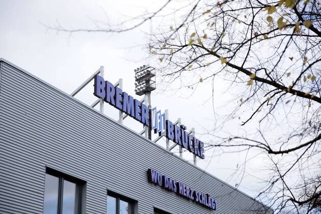 Osnabrueck Germany 30 10 2018 DFB Pokal 2 Main Round 2018 2019 SV Roedinghausen vs Bayern Munich Exterior Exterior Stadium at the Bremen Bridge Bridge with the inscription Where the heart beats proposes DFB regulations prohibit any use of photographs as video sequences and or video Osnabrueck North Rhine Westphalia Germany stadium at the Bremen bridge