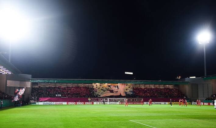 30 10 2018 xpsx Football DFB Pokal 2 Round SV Wehen Wiesbaden Hamburger SV v blow fans spectators choreo jag your dreams afterwards DFL DFB REGULATIONS PROHIBIT ANY USE OF PHOTOGRAPH as IMAGE SEQUENCES and or QUASI VIDEO Wiesbaden