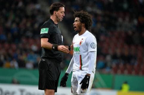 30.10.2018, xemx, Fussball DFB Pokal 2.Runde, FC Augsburg - 1. FSV Mainz 05 emspor, v.l. Schiedsrichter Manuel Graefe und Francisco da Silva Caiuby (FC Augsburg 30) (DFL DFB REGULATIONS PROHIBIT ANY USE OF PHOTOGRAPHS as IMAGE SEQUENCES and or QUASI-VIDEO) Augsburg *** 30 10 2018 xemx Football DFB Pokal 2 Round FC Augsburg 1 FSV Mainz 05 emspor v l Referee Manuel Graefe and Francisco da Silva Caiuby FC Augsburg 30 DFL DFB REGULATIONS PROHIBIT ANY USE OF PHOTOGRAPHS as IMAGE SEQUENCES and or QUASI VIDEO Augsburg