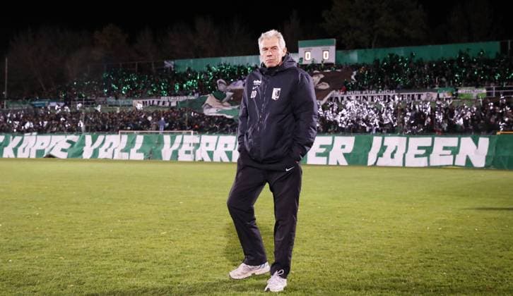 Leipzig 30 10 2018 Alfred Kunze Sportpark Football DFB Pokal 2 Round BSG Chemie Leipzig SC Paderborn 0 3 0 2 In the picture coach Dietmar Demuth Chemie Leipzig According to the specifications of the DFB German Football Association it is forbidden to take pictures in the stadium and or from the game sequence images and or video-like photo series to be used or recycled