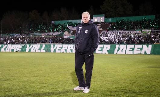 Leipzig 30 10 2018 Alfred Kunze Sportpark Football DFB Pokal 2 Round BSG Chemie Leipzig SC Paderborn 0 3 0 2 In the picture coach Dietmar Demuth Chemie Leipzig According to the specifications of the DFB German Football Association it is forbidden to take pictures in the stadium and or from the game sequence images and or video-like photo series to be used or recycled