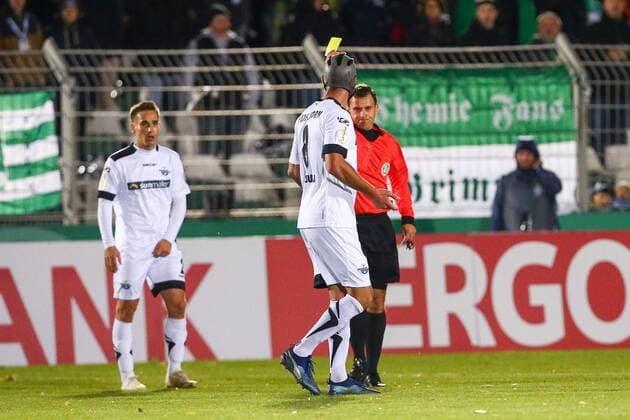 Chemie - Paderborn Fussball DFB Pokal Leipzig, 30.10.2018, Alfred-Kunze-Sportpark, Fußball, Herren, DFB Pokal, 2. Runde , BSG Chemie Leipzig - SC Paderborn 0:3 (0:2) , Im Bild: Schiedsrichter Christian Dietz zeigt Klaus Gjasula (8, Paderborn) die Gelbe Karte , Gemäß den Vorgaben des DFB Deutscher Fußball Bund ist es untersagt, in dem Stadion und oder vom Spiel angefertigte Fotoaufnahmen in Form von Sequenzbildern und oder videoähnlichen Fotostrecken zu verwerten bzw. verwerten zu lassen. DFB regulations prohibit any use of photographs as image sequences and or quasi-video. *** Chemistry Paderborn Soccer DFB Pokal Leipzig 30 10 2018 Alfred Kunze Sportpark Soccer Men DFB Pokal 2 Round BSG Chemie Leipzig SC Paderborn 0 3 0 2 Bild Referee Christian Dietz shows Klaus Gjasula 8 Paderborn the yellow card According to the specifications of the DFB German Football Association it is prohibited in the stadium and or made by the game photos taken in the form of sequence images and or video-like photo series to exploit or exploit DFB regulations prohibit any use of photographs as image sequences and or quasi video