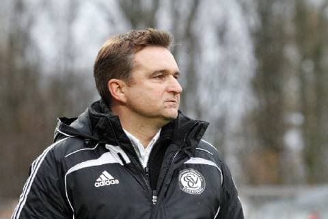 In the Regionalliga West occurs on Saturday 13 11 2010 SV Elversberg against Eintracht Trier In the picture Günter Erhardt coach SV Elversberg observed the game of his team