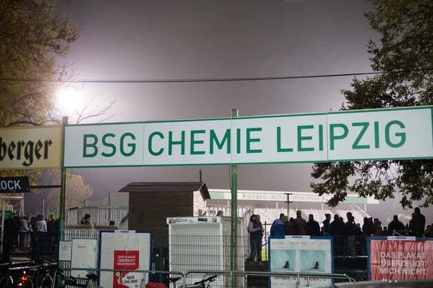 Leipzig 29 10 2018 Alfred Kunze Sports Park Football Men NOFV Oberliga BSG Chemie Leipzig Training under floodlight In the picture BSG Chemie Leipzig Shield According to the specifications of the German Football Association DFB it is forbidden in the stadium and or by the game made photos in the form of sequence images and or video-like To use or exploit photo galleries DFB regulations prohibit any use of photographs as image sequences and or quasi video