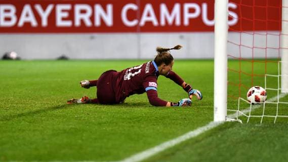 Elvira Herzog Goalkeeper FC Zürich 31 will not miss the shot of Sara Ilonka Däbritz Sara Daebritz Bayern Munich FCB 33 not pictured Soccer UEFA Women s Champions League Bayern Munich FC Zürich xslx