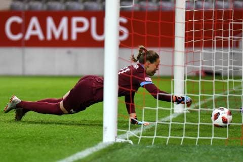 Elvira Herzog Goalkeeper FC Zürich 31 will not miss the shot of Sara Ilonka Däbritz Sara Daebritz Bayern Munich FCB 33 not pictured Soccer UEFA Women s Champions League Bayern Munich FC Zürich xslx