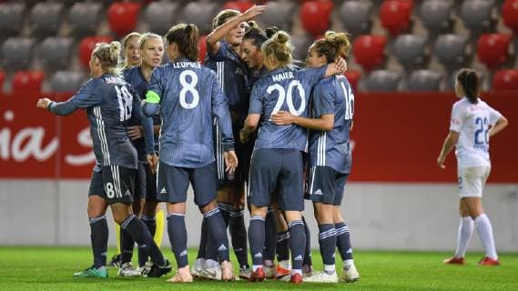 FC Bayern München FCB 33 4 v re optimistic action action Lorena Baumann FC Zurich 22 disappointed looking disappointment frustration disappointed pessimistic football UEFA Women s Champions League FC Bayern Munich FC Zurich xslx