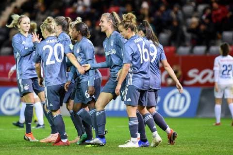 Jubilee on goal to 2 0 by Jill Roord FC Bayern Munich FCB 10 4 v re optimistic action action Caroline Abbe FC Zurich 26 disappointed disappointment frustration disappointed pessimistic football UEFA Women s Champions League FC Bayern Munich FC Zurich xslx