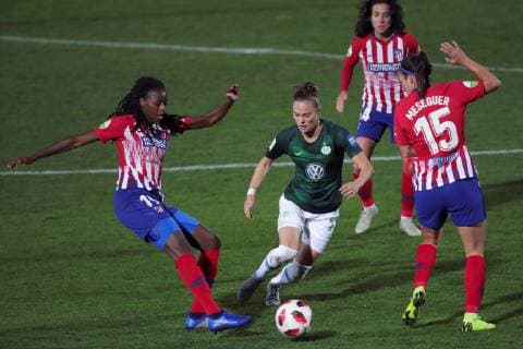 Atletico de Madrid s Silvia Meseguer (R) and Aissatou Tounkara (L) vie for the ball against Wolfsburg s Alexandra Popp (C) during the women s UEFA Champions League of 16, second leg match between Atletico de Madrid and Wolfsburg at Wanda Sports City in Madrid, Spain, 31 October 2018. ATLETICO MADRID - WOLFSBURG !ACHTUNG: NUR REDAKTIONELLE NUTZUNG!  Copyright: xJUANJOxMARTINx GRAF9218 20181031-636766155489025992