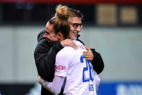 v li Coach Andre Ladner Coach FC Zurich consolation after the match Caroline Abbe FC Zurich 26 Football UEFA Women s Champions League FC Bayern Munich FC Zurich xslx