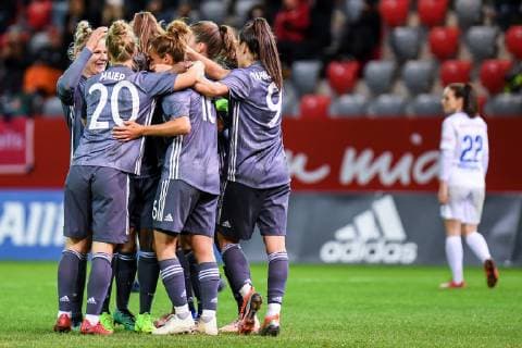 Jubilee on goal for 2 0 by Jill Roord FC Bayern Munich FCB 10 face down optimistic action action Caroline Abbe FC Zurich 26 disappointed looking disappointment frustration disappointed pessimistic football UEFA Women s Champions League FC Bayern Munich FC Zurich xslx