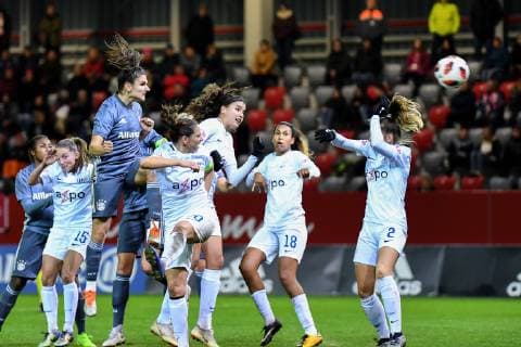 Jovana Damnjanovic FC Bayern Munich FCB 9 rise highest in one corner and heads towards goal Football UEFA Women s Champions League FC Bayern Munich FC Zurich xslx