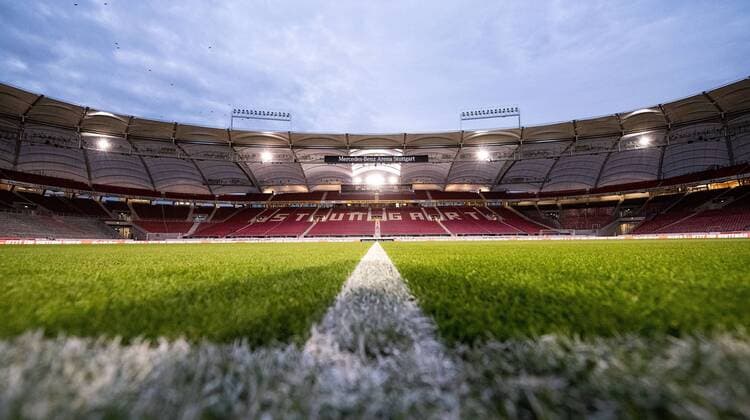 02 11 2018 xfux Football 1 Bundesliga VfB Stuttgart Eintracht Frankfurt emspor vl View Overview Mercedes Benz Arena Indoor Lawn Field Court Line Tribunes Tribunes Stadium Gruen Floodlights DFL DFB REGULATIONS PROHIBIT ANY USE OF PHOTOGRAPHS as IMAGE SEQUENCES and or QUASI VIDEO Stuttgart
