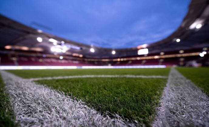 02 11 2018 xfux Football 1 Bundesliga VfB Stuttgart Eintracht Frankfurt emspor v l View Overview Mercedes Benz Arena Indoor Lawn Field Court Tribuene Tribune Stadium Gruen Floodlight Corner Flag DFL DFB REGULATIONS PROHIBIT ANY USE OF PHOTOGRAPH as IMAGE SEQUENCES and or QUASI VIDEO Stuttgart