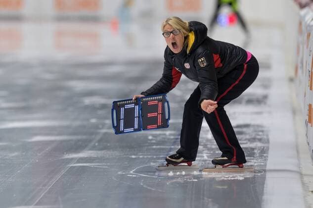 Sport Themen der Woche KW44 Sport Bilder des Tages EISSCHNELLLAUF - Gunda Niemann-Stirnemann am 02.11.2018 während der Deutschen Meisterschaft Einzelstrecke in der Max Aicher Arena, Inzell, Deutschland *** EISSCHNLLAUF Gunda Niemann Stirnemann on 02 11 2018 during the German championship single course in the Max Aicher Arena Inzell Germany