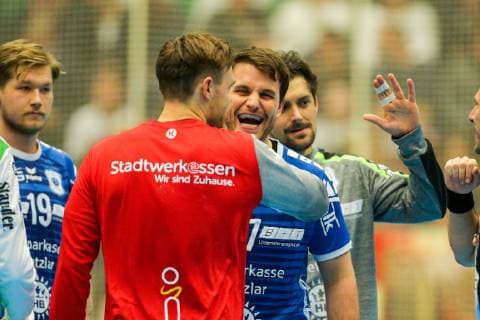 Tim Zechel Essen 96 and Mario Fernandes Huettenberg 17 greet each other laughing at the game TUSEM Essen vs TV Huettenberg Handball 2 Bundesliga 02 11 2018 TUSEM Essen vs TV Huettenberg Handball 2 Bundesliga 02 11 2018 Essen Copyright: xMarioxHommesx Eibner-Pressefotox EP_mhs