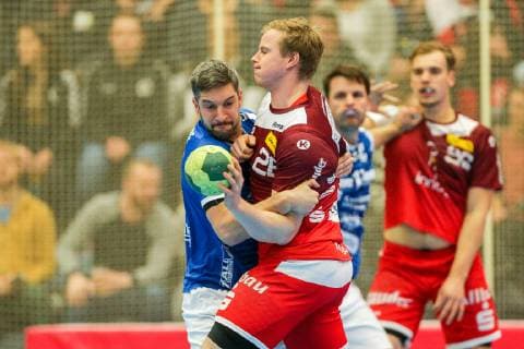 Moritz Lambrecht Huettenberg 7 blocks Lucas Firnhaber Essen 26 at the game TUSEM Essen vs TV Huettenberg Handball 2 Bundesliga 02 11 2018 TUSEM Essen vs TV Huettenberg Handball 2 Bundesliga 02 11 2018 Essen Copyright: xMarioxHommesx Eibner-Pressefotox EP_mhs