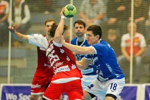 Justin Mueller Essen 25 is blocked by Ragnar Johannsson Huettenberg 18 at the game TUSEM Essen vs TV Huettenberg Handball 2 Bundesliga 02 11 2018 TUSEM Essen vs TV Huettenberg Handball 2 Bundesliga 02 11 2018 Essen Copyright: xMarioxHommesx Eibner-Pressefotox EP_mhs