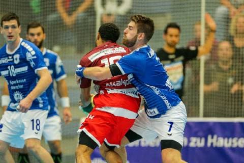 Cyrill Akakpo Essen 18 is blocked by Moritz Lambrecht Huettenberg 7 at the game TUSEM Essen vs TV Huettenberg Handball 2 Bundesliga 02 11 2018 TUSEM Essen vs TV Huettenberg Handball 2 Bundesliga 02 11 2018 Essen Copyright: xMarioxHommesx Eibner-Pressefotox EP_mhs