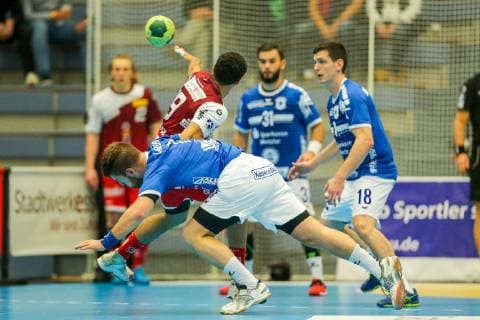 Moritz Lambrecht Huettenberg 7 tries to prevail against Cyrill Akakpo Essen 18 at the game TUSEM Essen vs TV Huettenberg Handball 2 Bundesliga 02 11 2018 TUSEM Essen vs TV Huettenberg Handball 2 Bundesliga 02 11 2018 Essen Copyright: xMarioxHommesx Eibner-Pressefotox EP_mhs
