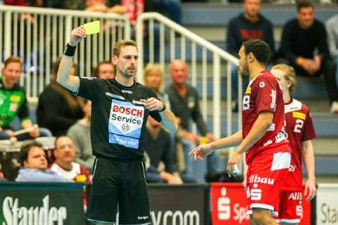 Cyrill Akakpo Essen 18 sees the yellow card at the match TUSEM Essen vs. TV Huettenberg Handball 2 Bundesliga 02 11 2018 TUSEM Essen vs TV Huettenberg Handball 2 Bundesliga 02 11 2018 Essen Copyright: xMarioxHommesx Eibner-Pressefotox EP_mhs