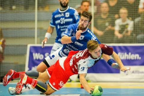 v li in a duel Moritz Lambrecht Huettenberg 7 and Lucas Firnhaber Essen 26 at the game TUSEM Essen vs. TV Huettenberg Handball 2 Bundesliga 02 11 2018 TUSEM Essen vs TV Huettenberg Handball 2 Bundesliga 02 11 2018 Essen Copyright: xMarioxHommesx Eibner-Pressefotox EP_mhs