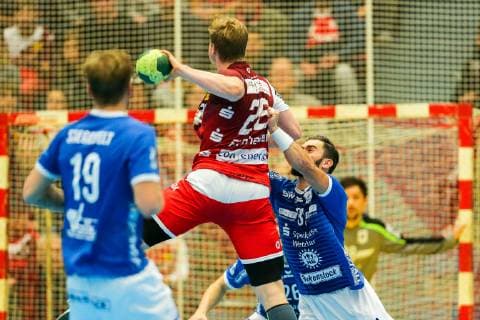 Markus Markus Stegefelt Huettenberg 19 watching as Justin Mueller eating 25 by Bjoern Zintel Huettenberg 31 is blocked in the game TUSEM Essen vs. TV Huettenberg Handball 2 Bundesliga 02 11 2018 TUSEM Essen vs. TV Huettenberg Handball 2 Bundesliga 02 11 2018 Essen Copyright: xMarioxHommesx Eibner-Pressefotox EP_mhs