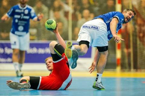 v li in a duel Lucas Firnhaber Essen 26 and Christian Rompf Huettenberg 14 at the match TUSEM Essen vs TV Huettenberg Handball 2 Bundesliga 02 11 2018 TUSEM Essen vs TV Huettenberg Handball 2 Bundesliga 02 11 2018 Essen Copyright: xMarioxHommesx Eibner-Pressefotox EP_mhs