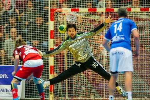 Noah Beyer Essen 2 throws a seven-meter penalty against Nikolai Weber Huettenberg 98 sees right Christian Rompf Huettenberg 14 at the game TUSEM Essen vs TV Huettenberg Handball 2 Bundesliga 02 11 2018 TUSEM Essen vs TV Huettenberg Handball 2 Bundesliga 02 11 2018 Essen Copyright: xMarioxHommesx Eibner-Pressefotox EP_mhs