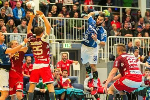 Bjoern Zintel Huettenberg 31 throws on the Essen goal Justin Mueller eating 25 tries to block the match TUSEM Essen vs. TV Huettenberg Handball 2 Bundesliga 02 11 2018 TUSEM Essen vs TV Huettenberg Handball 2 Bundesliga 02 11 2018 Essen Copyright: xMarioxHommesx Eibner-Pressefotox EP_mhs
