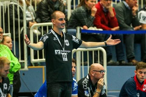 Coach Emir Kurtagic Huettenberg spreads his arms questioningly at the game TUSEM Essen vs. TV Huettenberg Handball 2 Bundesliga 02 11 2018 TUSEM Essen vs TV Huettenberg Handball 2 Bundesliga 02 11 2018 Essen Copyright: xMarioxHommesx Eibner-Pressefotox EP_mhs