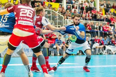 Justin Mueller Essen 25 Holds Bjoern Zintel Huettenberg 31 at the match TUSEM Essen vs TV Huettenberg Handball 2 Bundesliga 02 11 2018 TUSEM Essen vs TV Huettenberg Handball 2 Bundesliga 02 11 2018 Essen Copyright: xMarioxHommesx Eibner-Pressefotox EP_mhs