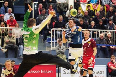 v l Sebastian Bliss Essen 12 throwing Tobias Hahn Huettenberg 26 towards the match TUSEM Essen vs. TV Huettenberg Handball 2 Bundesliga 02 11 2018 TUSEM Essen vs TV Huettenberg Handball 2 Bundesliga 02 11 2018 Essen Copyright: xEIBNER MarioxHommesx EP_MHS