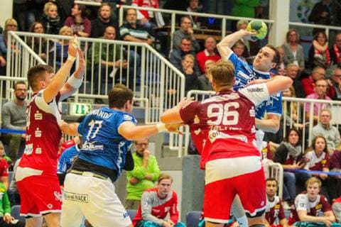 Tim Zechel Essen 96 tries the throw of Johannes Klein Huettenberg 33 lurking in the district Mario Fernandes Huettenberg 17 to block at play TUSEM Essen vs TV Huettenberg Handball 2 Bundesliga 02 11 2018 TUSEM Essen vs TV Huettenberg Handball 2 Bundesliga 02 11 2018 Essen Copyright: xEIBNER MarioxHommesx EP_MHS