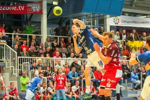 Ragnar Johannsson Huettenberg 18 throws at goal Tim Zechel Essen 96 tries to block at play TUSEM Essen vs TV Huettenberg Handball 2 Bundesliga 02 11 2018 TUSEM Essen vs TV Huettenberg Handball 2 Bundesliga 02 11 2018 Essen Copyright: xEIBNER MarioxHommesx EP_MHS