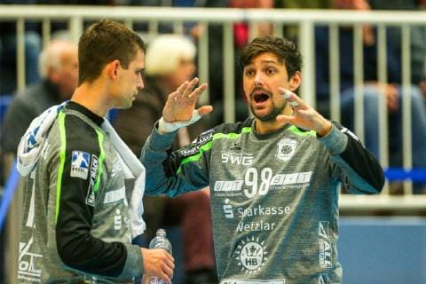 v l Fabian Schomburg Huettenberg 12 and Nikolai Weber Huettenberg 98 discussing at the game TUSEM Essen vs. TV Huettenberg Handball 2 Bundesliga 02 11 2018 TUSEM Essen vs. TV Huettenberg Handball 2 Bundesliga 02 11 2018 Essen Copyright: xEIBNER MarioxHommesx EP_MHS