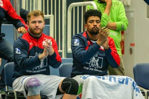 l Moritz Lambrecht Huettenberg 7 and Dieudonne Mubenzem Huettenberg 22 clap their fellow players applause at the game TUSEM Essen vs. TV Huettenberg Handball 2 Bundesliga 02 11 2018 TUSEM Essen vs. TV Huettenberg Handball 2 Bundesliga 02 11 2018 Essen Copyright: xEIBNER MarioxHommesx EP_MHS