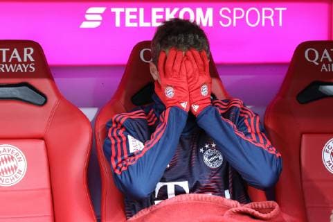Sport Themen der Woche KW44 Sport Bilder des Tages Thomas Mueller 25 (FC Bayern Muenchen) gestresst auf der Bank, FC Bayern Muenchen vs. SC Freiburg, Fussball, 1.Bundesliga, 03.11.2018, DFB regulations prohibit any use of photographs as image sequences and or quasi-video Muenchen Bayern Deutschland *** Thomas Mueller 25 FC Bayern Muenchen stressed on the bank FC Bayern Muenchen vs SC Freiburg Soccer 1 Bundesliga 03 11 2018 DFB regulations prohibit any use of photographs as image sequences and or quasi video Muenchen Bayern Germany Copyright: xkolbert-press ChristianxKolbertx