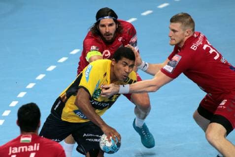 03.11.2018 Veszprem(Hungary) Telekom Veszprem-Rhein-Neckar Löwen EHF Champions League men s handball Mads Mensah Larsen(midlle) Rhein-Neckar Löwen passing by Laszlo Nagy(nehind Left) and Blaz Blagotinsek(r) Telekom Veszprem : 