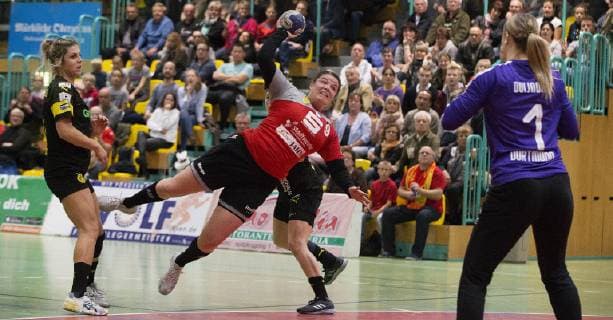 Frankfurt Or 03 11 2018 DHB Cup Womens Round 3 Frankfurt HC vs BVB Dortmund Handball 24 33 Theresa Loll has prevailed in the circle against the Dortmund Saskia Weiheitel left and Svenja Huber half covertly and scored her only goal in this game Rinka Duijndam in the Dortmund Gate has the disadvantage