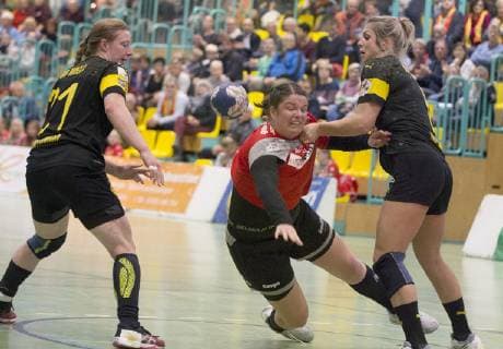 Frankfurt Or 03 11 2018 DHB Cup Womens Round 3 Frankfurt HC vs BVB Dortmund Handball 24 33 Theresa Loll has prevailed against Harma van Kreij from Dortmund on the left and Saskia Weiheitel from Dortmund on the right.