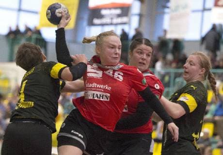 Frankfurt Oder 03 11 2018 DHB Cup Womens Round 3 Frankfurt HC vs BVB Dortmund Handball 24 33 Kathleen Mueller wins the circle against Dortmunds national player Alina Grijseels left and Harma van Kreij right and scores for her team The scene observes Theresa Loll 2 v r