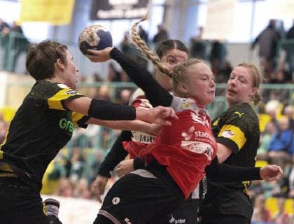 Frankfurt Oder 03 11 2018 DHB Cup Womens Round 3 Frankfurt HC vs BVB Dortmund Handball 24 33 Kathleen Mueller wins the circle against Dortmund women Alina Grijseels left and Harma van Kreij right