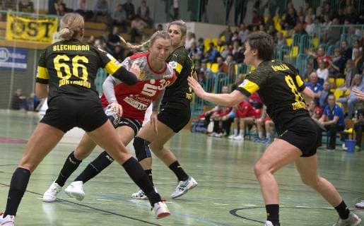 Frankfurt Oder 03 11 2018 DHB Cup Womens Round 3 Frankfurt HC vs BVB Dortmund Handball 24 33 Michelle Duerrwald tries to win against 3 Dortmunderinnen v l n r Dana Bleckmann Saskia Weisheitel und Anne Mueller Duerrwald scored 4 goals in this game and counts to the best FHC players